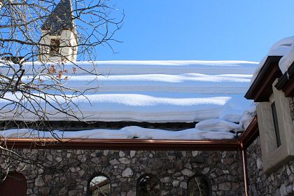 Beaver Creek Chapel with RMSG snow fence - close-up
